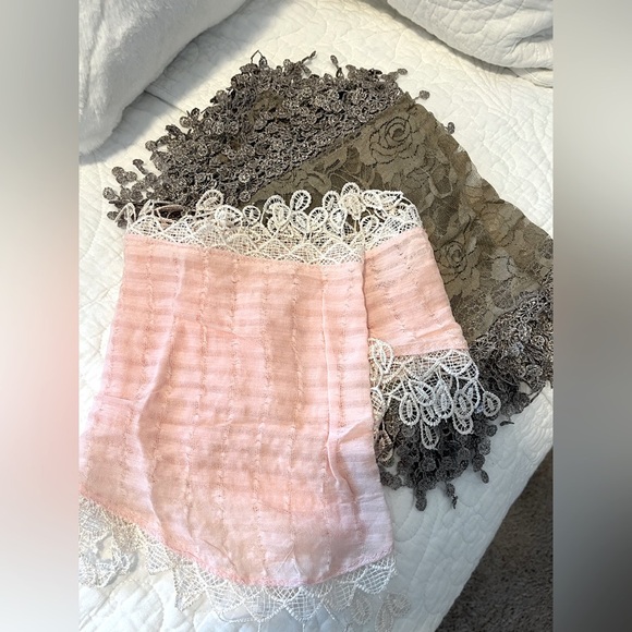 Bundle of two lace trimmed scarves - Picture 1 of 5